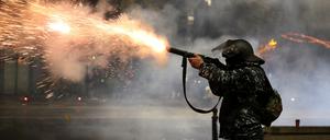 Georgiens Polizei geht mit großer Härte gegen Regierungsgegner auf den Straßen von Tiflis vor.