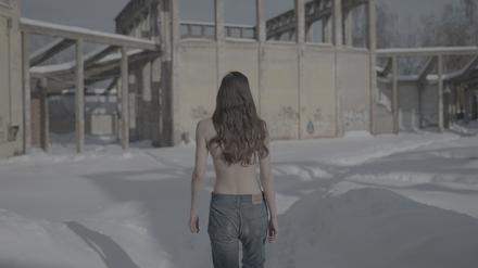 Wie ferngesteuert: In Anne Imhofs Video „AI Winter“ aus dem Jahr 2022 läuft eine junge Frau mit nacktem Oberkörper durch den Moskauer Gorki Park.