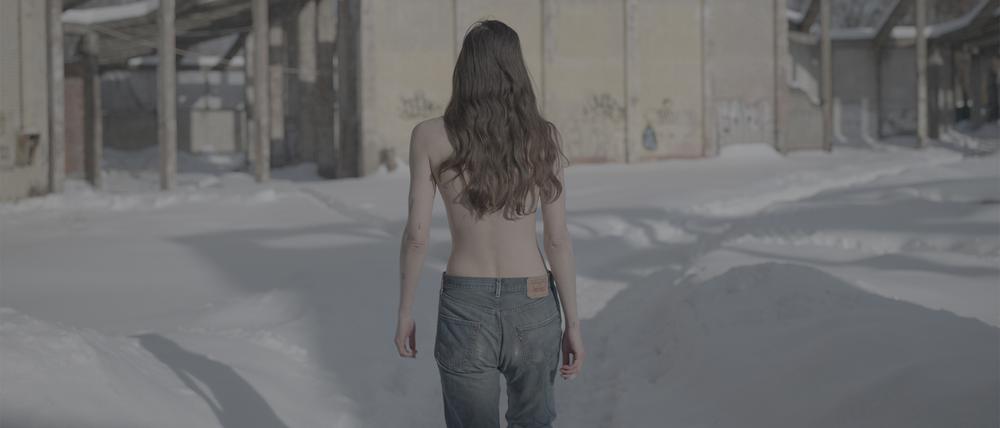 Wie ferngesteuert: In Anne Imhofs Video „AI Winter“ aus dem Jahr 2022 läuft eine junge Frau mit nacktem Oberkörper durch den Moskauer Gorki Park.