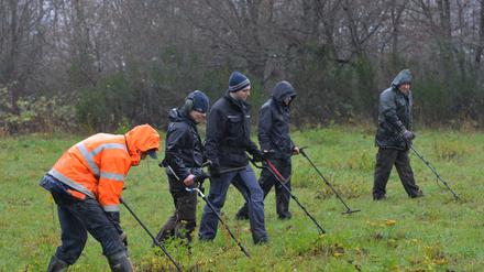 Männer mit Metallsuchgeräten gehen am 17.11.2015 durch den Wald einer Anhöhe bei Riol im Kreis Trier-Saarburg. Sie suchen Wald und Wiese nach Überresten einer Schlacht zwischen dem keltisch-germanischen Volksstamm der Treverer und Truppen des römischen Kaisers Vespasian im Jahr 70 ab. (Archivbild, 16.11.2015)