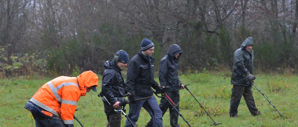 Männer mit Metallsuchgeräten gehen am 17.11.2015 durch den Wald einer Anhöhe bei Riol im Kreis Trier-Saarburg. Sie suchen Wald und Wiese nach Überresten einer Schlacht zwischen dem keltisch-germanischen Volksstamm der Treverer und Truppen des römischen Kaisers Vespasian im Jahr 70 ab. (Archivbild, 16.11.2015)