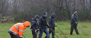 Männer mit Metallsuchgeräten gehen am 17.11.2015 durch den Wald einer Anhöhe bei Riol im Kreis Trier-Saarburg. Sie suchen Wald und Wiese nach Überresten einer Schlacht zwischen dem keltisch-germanischen Volksstamm der Treverer und Truppen des römischen Kaisers Vespasian im Jahr 70 ab. (Archivbild, 16.11.2015)