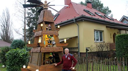 Günter Weide aus Berlin-Mahlsdorf hat eine XXL-Weihnachtspyramide nach erzgebirgischem Vorbild selbst gebaut. Sie bleibt jedes Jahr bis Ende Februar in der Mirower Straße stehen. 