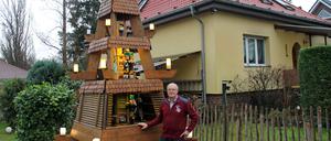Günter Weide aus Berlin-Mahlsdorf hat eine XXL-Weihnachtspyramide nach erzgebirgischem Vorbild selbst gebaut. Sie bleibt jedes Jahr bis Ende Februar in der Mirower Straße stehen. 