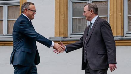 Bodo Ramelow empfing am Donnerstag den neu gewählten Ministerpräsidenten Mario Voigt an der Thüringer Staatskanzlei.