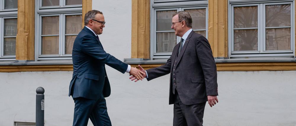 Bodo Ramelow empfing am Donnerstag den neu gewählten Ministerpräsidenten Mario Voigt an der Thüringer Staatskanzlei.