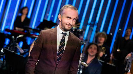 Jan Böhmermann, Moderator, steht im Anschluss an seine Late-Night-Show «ZDF Magazin Royal» vor seinem Orchester, dem Rundfunk Tanzorchester Ehrenfeld. 