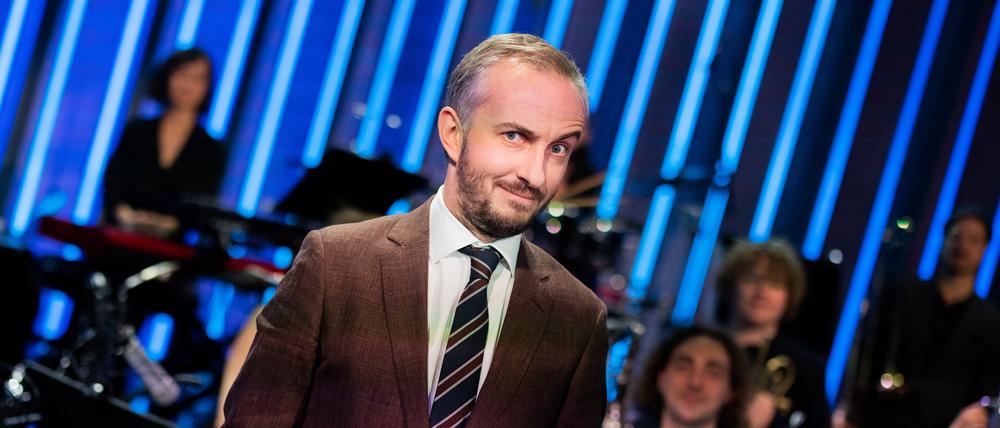 Jan Böhmermann, Moderator, steht im Anschluss an seine Late-Night-Show „ZDF Magazin Royal“ vor seinem Orchester, dem Rundfunk Tanzorchester Ehrenfeld.