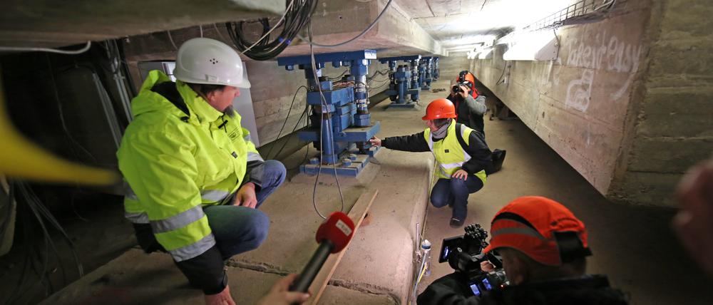 Diana Küßner (Mitte) erklärt die Funktion der Zugdrucklager, die die Belastung der Brücke gleichmäßig auf das Bauwerk verteilen.