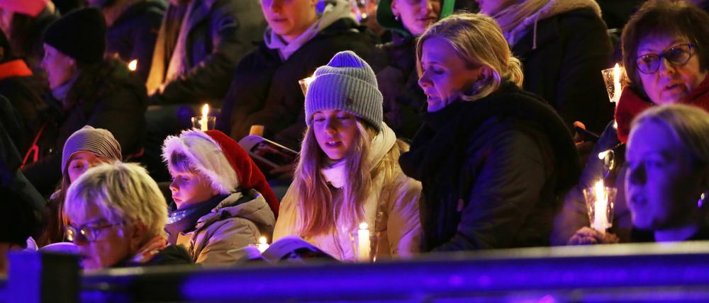 Weihnachtssingen 2022 im Karl Liebknecht Stadion in Potsdam. Etwa 5000 Teilnehmer.
