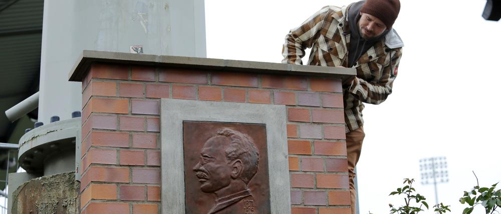 Der neue Gedenkort der Plakette im Karl-Liebknecht-Stadion. Der Restaurator Florian Pohlmann enthüllte das Relief.