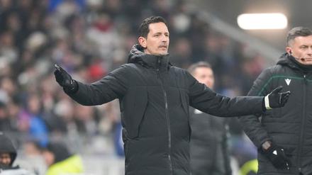 Trainer Dino Toppmöller von Eintracht Frankfurt sah nach der Niederlage in der Europa League bei Olympique Lyon die Rote Karte.