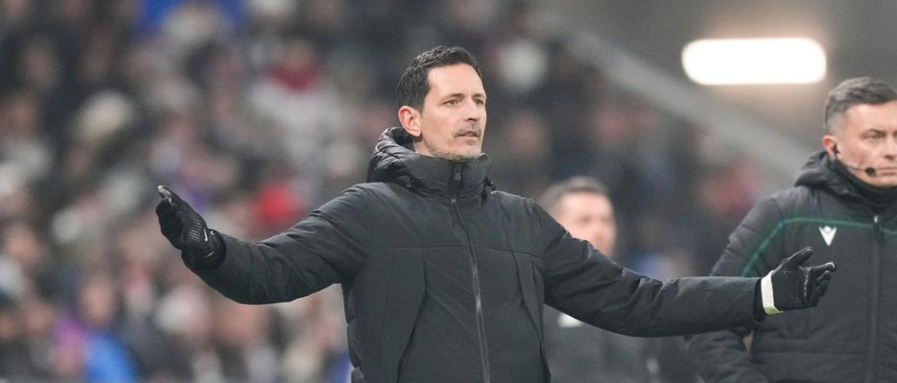 Trainer Dino Toppmöller von Eintracht Frankfurt sah nach der Niederlage in der Europa League bei Olympique Lyon die Rote Karte.