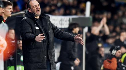 Heidenheims Trainer Frank Schmidt war mit dem Conference-League-Spiel bei Istanbul Basaksehir überhaupt nicht zufrieden.