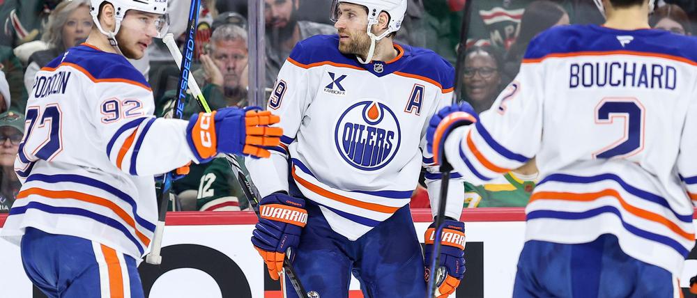 Edmontons Leon Draisaitl (Mitte) überragte gegen die Minnesota Wild mit vier Scorerpunkten.