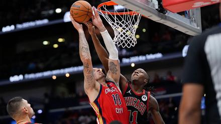 Daniel Theis (Mitte) verlor mit den New Orleans Pelicans zum dritten Mal in Folge.
