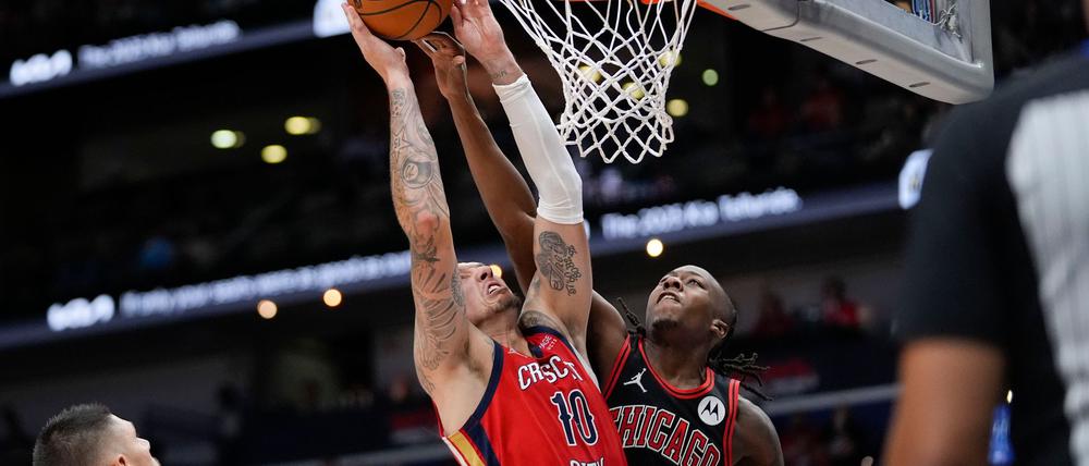 Daniel Theis (Mitte) verlor mit den New Orleans Pelicans zum dritten Mal in Folge.