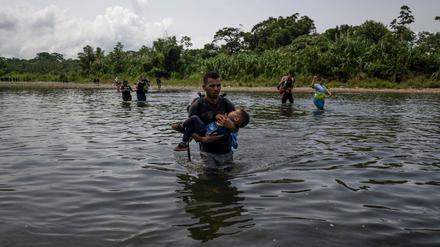 Wer sich keine Überfahrt mit dem Boot leisten kann, überquert die Flüsse des Darién-Dschungels zu Fuß.