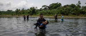 Wer sich keine Überfahrt mit dem Boot leisten kann, überquert die Flüsse des Darién-Dschungels zu Fuß.