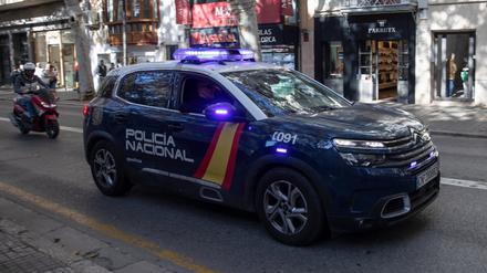 Ein Polizeiwagen fährt durch die Stadt (Symbolbild).