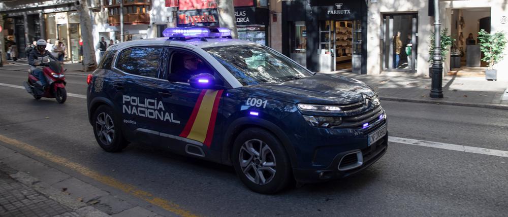 Ein Polizeiwagen fährt durch die Stadt (Symbolbild).