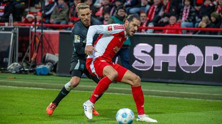 Christopher Trimmel (rechts, hier gegen Leverkusens Alejandro Grimaldo) wartet mit dem 1. FC Union Berlin seit sieben Spielen auf einen Sieg.