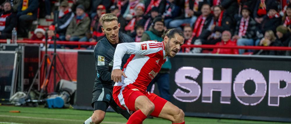 Christopher Trimmel (rechts, hier gegen Leverkusens Alejandro Grimaldo) wartet mit dem 1. FC Union Berlin seit sieben Spielen auf einen Sieg.