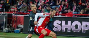 Christopher Trimmel (rechts, hier gegen Leverkusens Alejandro Grimaldo) wartet mit dem 1. FC Union Berlin seit sieben Spielen auf einen Sieg.