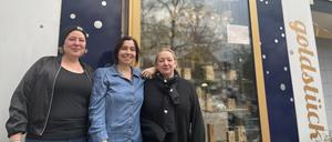 Elina Barthelmes-Lietz, Iris Kretschmar-Klein und Ann Schmalwaßer vor ihrem Schmuckladen "Goldstück" in Berlin-Hermsdorf.
