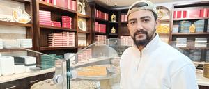 Sulaiman Alsakka steht in der Konditorei seiner Familie in Berlin.