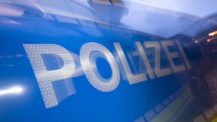 Das Wort Polizei ist im Rahmen eines Fototermins auf der Karosserie eines Einsatzfahrzeugs zu sehen.