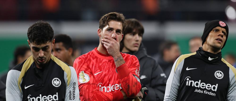 Frankfurts Torwart Kevin Trapp (rotes Trikot) hofft im Ligaspiel gegen Leipzig auf eine bessere Leistung als beim Pokalaus vor anderthalb Wochen.