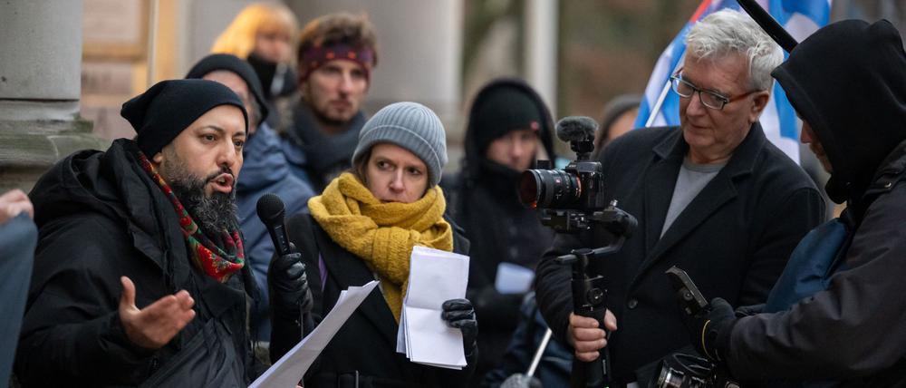 Der Nebenkläger und Betroffene Ferat Kocak (links) spricht nach dem Berufungsprozess zum Neukölln-Komplex.