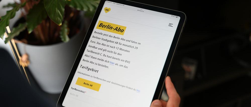 Inhaber des Berlin-Abos werden aufs Deutschland-Ticket umgebucht - die Differenz zahlt das Land. (Archivbild)