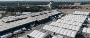 Leichtbauhallen stehen als Notunterkunft für Geflüchtete am ehemaligen Flughafen Tegel. (zu dpa: «CDU-Fraktionschef: Es geht nicht ohne mehr Großunterkünfte») +++ dpa-Bildfunk +++