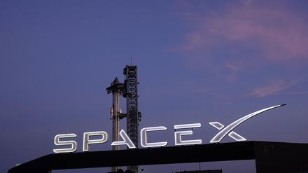 Die Mega-Rakete Starship von SpaceX bei den Vorbereitungen eines Testflugs von der Starbase in Boca Chica. Elon Musk hat den Sitz des Unternehmens erst kürzlich von Kalifornien nach Texas verlegt. 