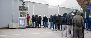 Am ehemaligen Flughafen Berlin-Tegel stehen Geflüchtete für eine Jobmesse an.