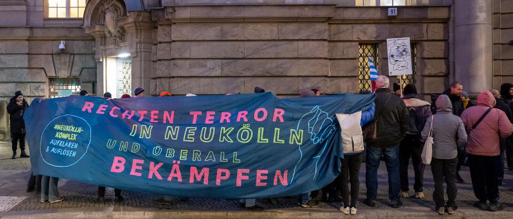 Demonstranten stehen während des Berufungsprozesses um rechtsextreme Brandstiftung vor dem Berliner Landgericht.