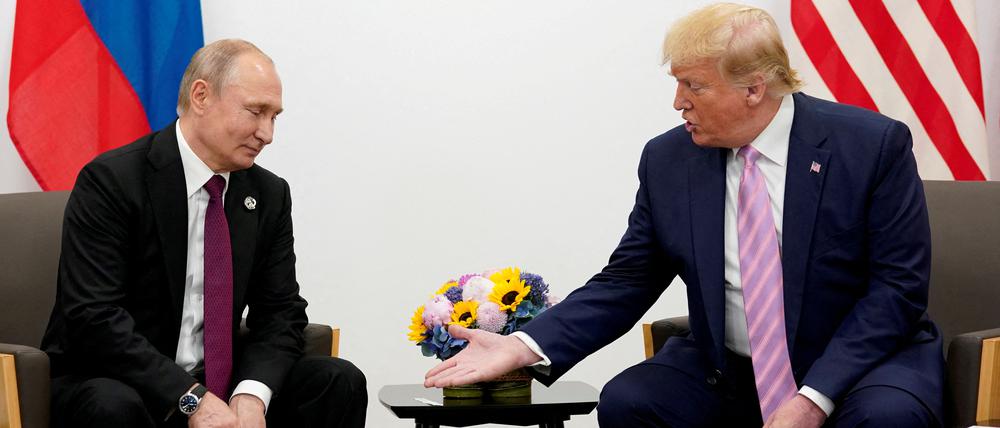 Donald Trump, in seiner ersten Amtszeit als US-Präsident, gestikuliert während eines bilateralen Treffens mit dem russischen Präsidenten Wladimir Putin auf dem G20-Gipfel in Osaka, Japan, 28. Juni 2019. 