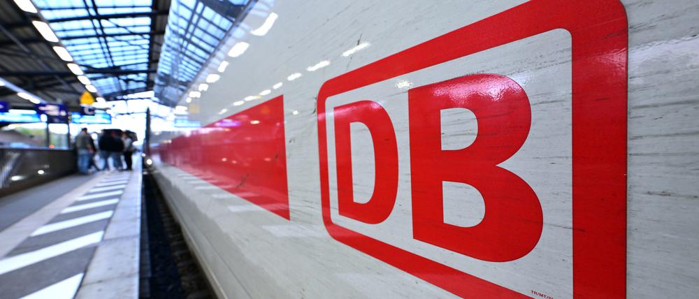 Das DB-Logo an einem ICE im Erfurter Hauptbahnhof. Am 15. Dezember beginnt der neue Fahrplan der Deutschen Bahn. Auch im Norden gibt es einige Neuerungen.