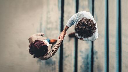 Zwei Menschen schütteln sich die Hand.