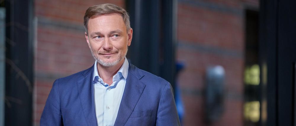 Christian Lindner, Parteivorsitzender der FDP, steht am Rand der Präsentation der Plakat-Kampagne für die vorgezogene Bundestagswahl im Hans-Dietrich-Genscher-Haus.