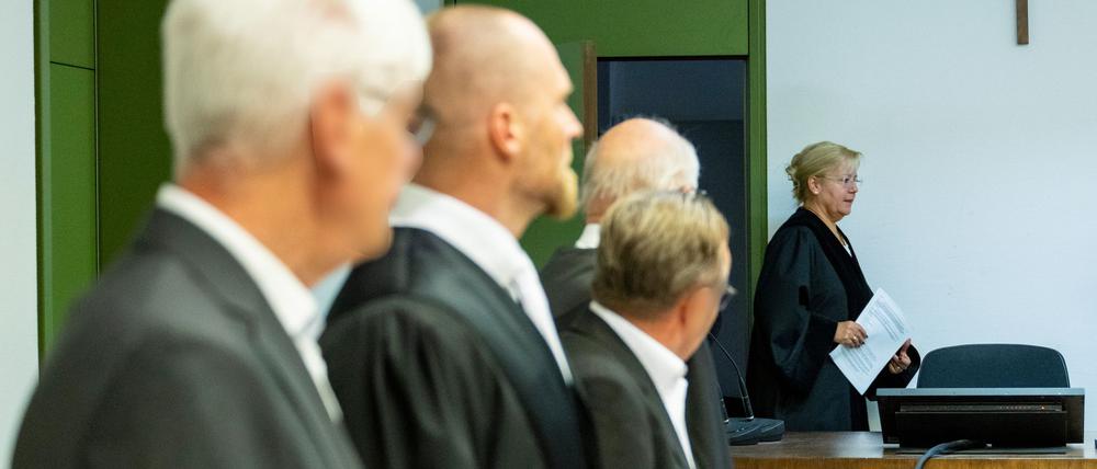 Die Angeklagten mit ihren Verteidigern zu Prozessbeginn. Im Hintergrund die Vorsitzende Richterin. (Archivbild)