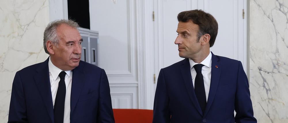 Emmanuel Macron (r), Präsident von Frankreich, und Francois Bayrou, Vorsitzender der französischen Mitte-Rechts-Partei «MoDem» und Bürgermeister von Pau (Archivbild)