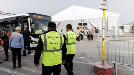Jeweils 230 Security-Mitarbeiter arbeiten in Deutschlands größter Flüchtlingsunterkunft in Tegel in zwei Schichten.
