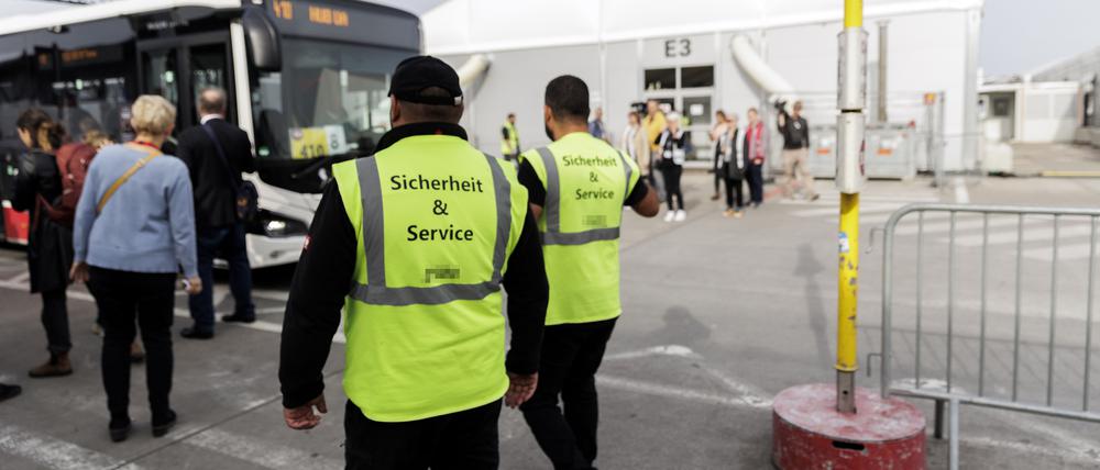 Jeweils 230 Security-Mitarbeiter arbeiten in Deutschlands größter Flüchtlingsunterkunft in Tegel in zwei Schichten.