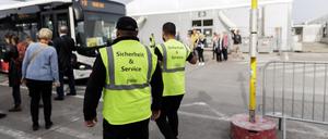 Jeweils 230 Security-Mitarbeiter arbeiten in Deutschlands größter Flüchtlingsunterkunft in Tegel in zwei Schichten.
