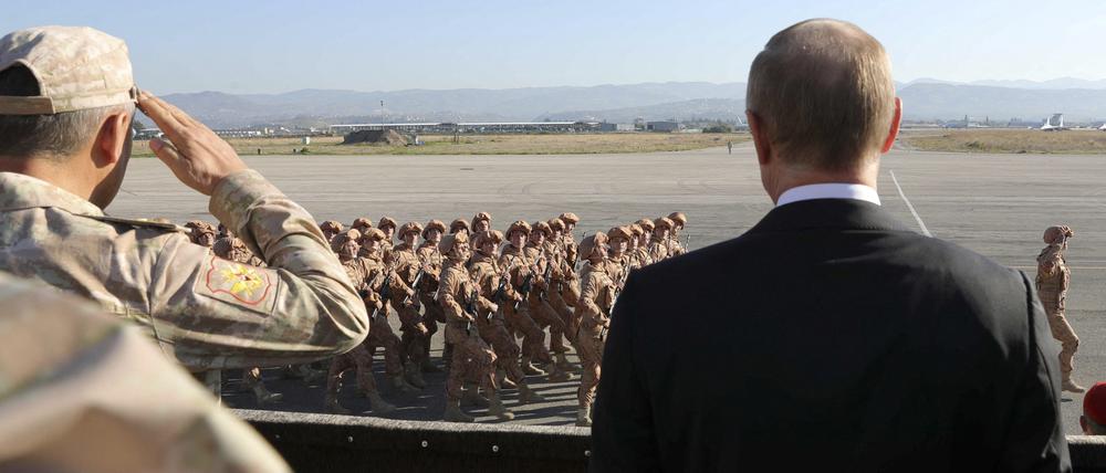 Putin und der damalige russische Verteidigungsminister Sergej Schoigu im Jahr 2017 am russischen Luftwaffenstützpunkt Hmeimim.