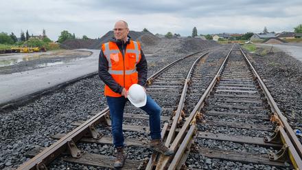 Gerd-Dietrich Bolte, der Chef der Riedbahn-Baustelle der Bahn, auf der Baustelleneinrichtungsfläche in Gernsheim
