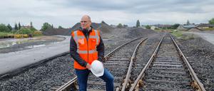 Gerd-Dietrich Bolte, der Chef der Riedbahn-Baustelle der Bahn, auf der Baustelleneinrichtungsfläche in Gernsheim